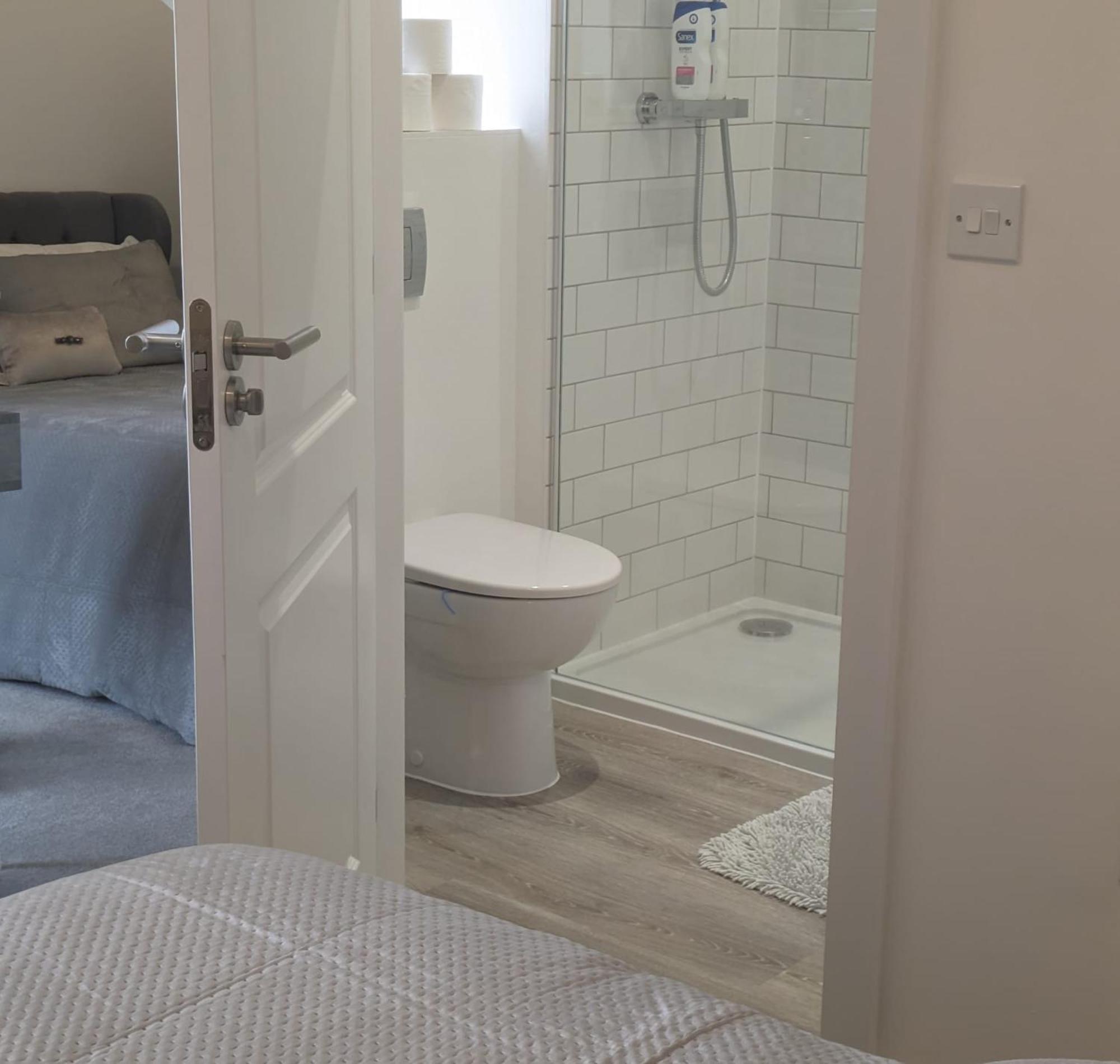 Contemporary Double Ensuite Room Birmingam Exterior foto